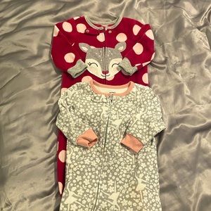 Carter’s 2-pack fleece onesies (12-18 m)